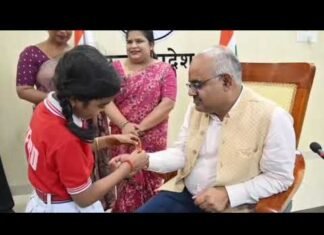 छात्राओं ने राखी से सजाई जिलाधिकारी की कलाई| The Dolphin News| Kanpur| Alok Agarwal